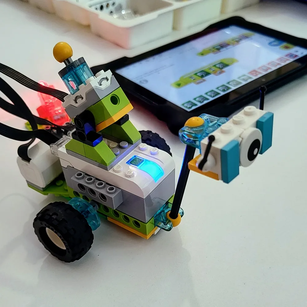 Robot LEGO WeDo construido junto a una tablet con su programa